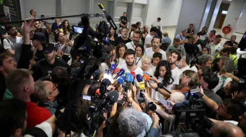 Ellos son los que accedieron a firmar un documento en el que aceptan que han entrado ilegalmente a Israel.

Para más información del tema, visita: https://www.eleconomista.com.mx/internacionales/llegan-madrid-21-activistas-espanoles-flotilla-ayuda-gaza-deportados-israel-20251005-780082.html

¡Síguenos en nuestras redes sociales para mantenerte informado!

Twitter: https://twitter.com/eleconomista 
Facebook: https://www.facebook.com/ElEconomista.mx
Instagram: https://www.instagram.com/eleconomistamx
LinkedIn: https://www.linkedin.com/company/el-economista/
T

#ElEconomista #EETV