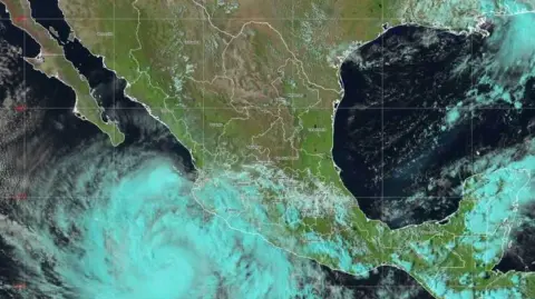 Las lluvias generadas por Priscila podrían ser con descargas eléctricas y propiciar encharcamientos, deslaves e inundaciones en los estados de la costa del Pacífico.

Para más información del tema, visita: https://www.eleconomista.com.mx/politica/priscilla-convierte-huracan-categoria-1-aproxima-jalisco-baja-california-sur-20251005-780083.html 

¡Síguenos en nuestras redes sociales para mantenerte informado!

Twitter: https://twitter.com/eleconomista 
Facebook: https://www.facebook.com/ElEconomista.mx
Instagram: https://www.instagram.com/eleconomistamx
LinkedIn: https://www.linkedin.com/company/el-economista/

#ElEconomista #Huracán #Clima