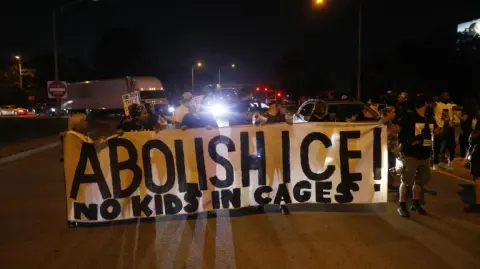 El gobernador de California, el demócrata Gavin Newsom, criticó que el presidente haya desplegado a la estatal Guardia Nacional.

Para más información del tema, visita: https://www.eleconomista.com.mx/internacionales/gobierno-donald-trump-declara-ciudades-eu-zona-guerra-20251005-780084.html

¡Síguenos en nuestras redes sociales para mantenerte informado!

Twitter: https://twitter.com/eleconomista 
Facebook: https://www.facebook.com/ElEconomista.mx
Instagram: https://www.instagram.com/eleconomistamx
LinkedIn: https://www.linkedin.com/company/el-economista/
T

#ElEconomista #EETV