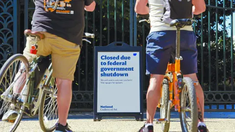 El Presidente ha blandido la amenaza de despidos desde el inicio del bloqueo presupuestario el miércoles, mientras republicanos y demócratas se culpan mutuamente. REUTERS/Aaron Schwartz
