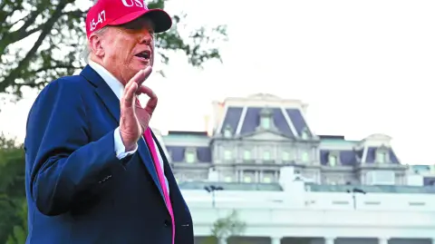 El presidente Donald Trump habló con la prensa ayer, luego de llegar en helicóptero a la Casa Blanca.