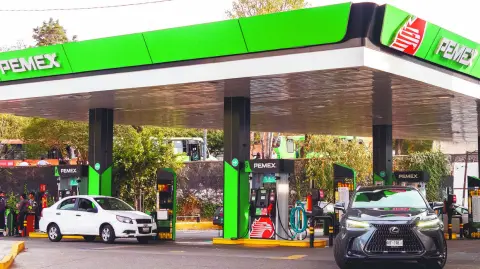 El organismo regulador busca fortalecer y simplificar el control administrativo de los permisos de las actividades en materia de petrolíferos.

Para más información del tema, visita: https://www.eleconomista.com.mx/empresas/comision-nacional-energia-emite-nuevo-formato-unico-gasolineras-pais-20251006-780215.html

¡Síguenos en nuestras redes sociales para mantenerte informado!

Twitter: https://twitter.com/eleconomista 
Facebook: https://www.facebook.com/ElEconomista.mx
Instagram: https://www.instagram.com/eleconomistamx
LinkedIn: https://www.linkedin.com/company/el-economista/

#ElEconomista #EETV
