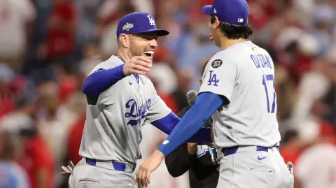 El primera base Freddie Freeman (5), y el bateador Shohei Ohtani (17) celebran tras derrotar a los Filis de Filadelfia.