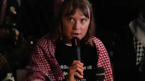 La activista sueca Greta Thunberg fue aprehendida junto con 478 personas de la flotilla y expulsada de Israel el lunes. Foto: Reuters