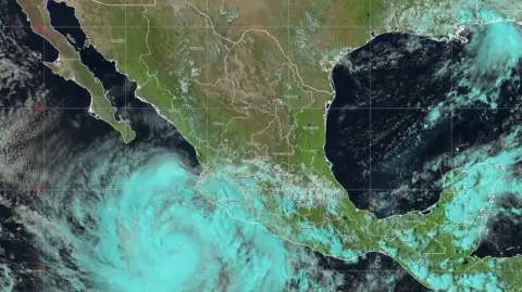 Priscilla se convirtió la mañana de este martes en huracán categoría 2 en la escala Saffir-Simpson (de 5) en su avance por el Pacífico y, pese a estar alejado de la costa de México, provoca alto oleaje e intensas lluvias.

Para más información del tema, visita: https://www.eleconomista.com.mx/politica/priscilla-convierte-huracan-categoria-2-deja-lluvias-oleaje-elevado-pacifico-mexicano-20251007-780391.html

¡Síguenos en nuestras redes sociales para mantenerte informado!

Twitter: https://twitter.com/eleconomista
Facebook: https://www.facebook.com/ElEconomista.mx
Instagram: https://www.instagram.com/eleconomistamx
LinkedIn: https://www.linkedin.com/company/el-economista/

#ElEconomista #EETV