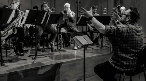 Sam Eastmond y su banda.