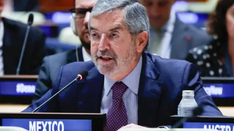 Pese a las declaraciones del presidente Donald Trump sobre una posible cancelación del acuerdo, el canciller Juan Ramón de la Fuente afirmó que la relación bilateral atraviesa un buen momento y que México está preparado para encarar la revisión del T-MEC el próximo año.

Para más información del tema, visita: https://www.eleconomista.com.mx/politica/revision-t-mec-sera-ordenada-tensiones-juan-ramon-fuente-20251008-780588.html

¡Síguenos en nuestras redes sociales para mantenerte informado!

Twitter: https://twitter.com/eleconomista 
Facebook: https://www.facebook.com/ElEconomista.mx
Instagram: https://www.instagram.com/eleconomistamx
LinkedIn: https://www.linkedin.com/company/el-economista/

#ElEconomista #EETV