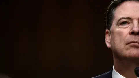 El exdirector del FBI negó los cargos presentados en su contra, en un caso que sus defensores consideran una represalia impulsada por Donald Trump.