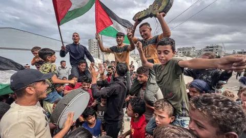 Israel y Hamás alcanzaron un acuerdo sobre la primera fase de un alto el fuego en Gaza, en la que se prevé la liberación de los rehenes israelíes que siguen con vida a cambio de la excarcelación de cerca de 2.000 palestinos tras dos años de guerra. Esto es lo que se sabe del pacto, que se espera se firme el jueves en Egipto.

¡Síguenos en nuestras redes sociales para mantenerte informado!

Twitter: https://twitter.com/eleconomista 
Facebook: https://www.facebook.com/ElEconomista.mx
Instagram: https://www.instagram.com/eleconomistamx
LinkedIn: https://www.linkedin.com/company/el-economista/

#ElEconomista #EETV