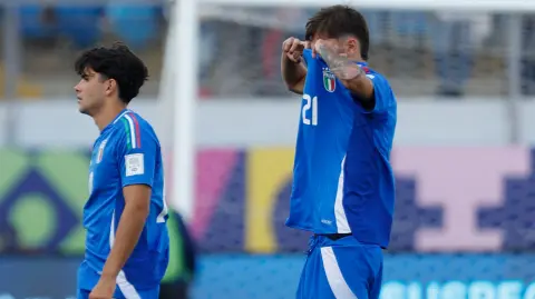 Jugadores de la Selección de Italia reaccionan después de perder ante su similar de EU.
