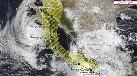 La tormenta tropical Raymond, ubicada ayer frente a las costas de Guerrero, impactaría mañana por la tarde en La Paz, Baja California Sur, como depresión tropical, pronosticó el Servicio Meteorológico Nacional (SMN).

Para más información del tema, visita: https://www.eleconomista.com.mx/politica/preven-raymond-degrade-depresion-20251010-780957.html

¡Síguenos en nuestras redes sociales para mantenerte informado!

Twitter: https://twitter.com/eleconomista
Facebook: https://www.facebook.com/ElEconomista.mx
Instagram: https://www.instagram.com/eleconomistamx
LinkedIn: https://www.linkedin.com/company/el-economista/

#ElEconomista #EETV