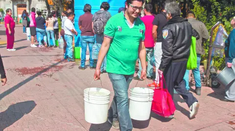 Expertos también consideraron que hace falta una mayor asignación presupuestal. Denuncian que los organismos internacionales recomiendan al menos 1% del PIB en infraestructura hídrica.

Para más información del tema, visita: https://www.eleconomista.com.mx/politica/reforma-hidrica-fomentaria-burocracia-e-informalidad-20251010-780958.html

¡Síguenos en nuestras redes sociales para mantenerte informado!

Twitter: https://twitter.com/eleconomista 
Facebook: https://www.facebook.com/ElEconomista.mx
Instagram: https://www.instagram.com/eleconomistamx
LinkedIn: https://www.linkedin.com/company/el-economista/

#ElEconomista #EETV