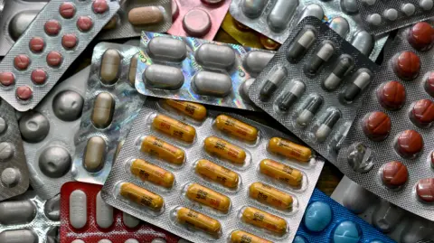 Las farmacias digitales están ganando terreno en México frente a las tradicionales, actualmente concentran cerca del 10% de las ventas de medicamentos y productos de salud y se espera que su participación se duplique para alcanzar un 25% en 2028 según datos de IQVIA, firma especializada en análisis del sector salud, refirió Sergio Pérez.

Para más información del tema, visita: https://www.eleconomista.com.mx/empresas/farmacias-digitales-duplicaran-participacion-mexico-20251010-781015.html

¡Síguenos en nuestras redes sociales para mantenerte informado!

Twitter: https://twitter.com/eleconomista 
Facebook: https://www.facebook.com/ElEconomista.mx
Instagram: https://www.instagram.com/eleconomistamx
LinkedIn: https://www.linkedin.com/company/el-economista/

#ElEconomista #EETV