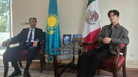 A la izquierda el embajador de Kazajstán en México, Almurat Turganbekov, y a la derecha el cantante Dimash Qudaibergen.