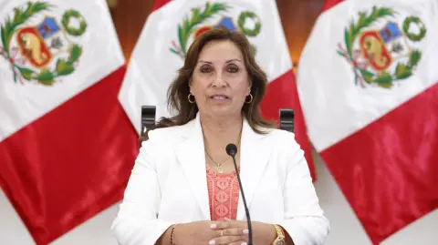 El Ministerio Público solicitó retirar el pasaporte de la exmandataria por presuntos delitos de corrupción ligados a designaciones y pagos irregulares.

Para más información del tema, visita: https://www.eleconomista.com.mx/internacionales/fiscalia-peru-pide-retirar-pasaporte-dina-boluarte-casos-corrupcion-20251010-781041.html

¡Síguenos en nuestras redes sociales para mantenerte informado!

Twitter: https://twitter.com/eleconomista 
Facebook: https://www.facebook.com/ElEconomista.mx
Instagram: https://www.instagram.com/eleconomistamx
LinkedIn: https://www.linkedin.com/company/el-economista/

#ElEconomista #DinaBoluarte