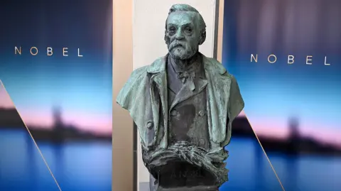 Busto del del químico, inventor y empresario sueco Alfred Nobel, fundador y homónimo de los Premios Nobel.