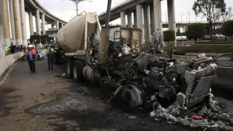 A un mes del incidente, la fiscal capitalina Bertha Alcalde Luján detalló este viernes que con base en los cálculos de especialistas y el análisis de telemetría GPS, el incidente se explicó desde tres factores: vía, el vehículo y factor humano.

Para más información del tema, visita: https://www.eleconomista.com.mx/politica/accidente-pipa-gas-iztapalapa-falta-pericia-exceso-velocidad-afirma-fiscalia-cdmx-20251010-781073.html 

¡Síguenos en nuestras redes sociales para mantenerte informado!

Twitter: https://twitter.com/eleconomista 
Facebook: https://www.facebook.com/ElEconomista.mx
Instagram: https://www.instagram.com/eleconomistamx
LinkedIn: https://www.linkedin.com/company/el-economista/

#ElEconomista #Pipa #Iztapalapa