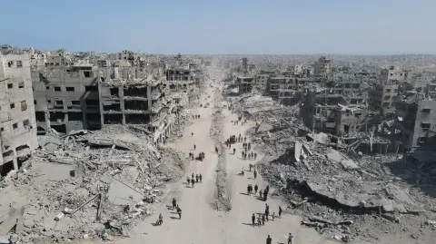 Decenas de miles de palestinos exhaustos regresan a sus hogares devastados.