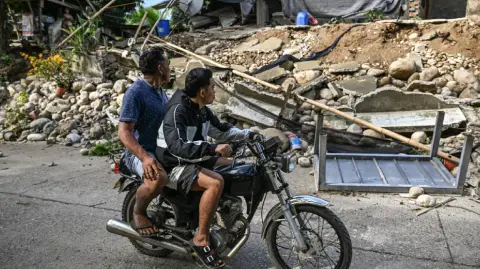 El país está situado en el "Anillo de Fuego", un arco de intensa actividad sísmica que va desde Japón hasta el sudeste asiático y la cuenca del Pacífico.

Para más información del tema, visita: https://www.eleconomista.com.mx/internacionales/nuevo-terremoto-magnitud-6-0-sacude-sur-filipinas-20251011-781104.html

¡Síguenos en nuestras redes sociales para mantenerte informado!

Twitter: https://twitter.com/eleconomista 
Facebook: https://www.facebook.com/ElEconomista.mx
Instagram: https://www.instagram.com/eleconomistamx
LinkedIn: https://www.linkedin.com/company/el-economista/

#ElEconomista #Terremoto #Filipinas