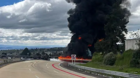 El siniestro ocurre apenas un mes después del estallido que cobró la vida de 31 personas bajo el puente de La Concordia, en Iztapalapa.

Para más información del tema, visita: https://www.eleconomista.com.mx/politica/explosion-pipa-provoca-cierre-total-autopista-mexico-puebla-20251011-781127.html

¡Síguenos en nuestras redes sociales para mantenerte informado!

Twitter: https://twitter.com/eleconomista 
Facebook: https://www.facebook.com/ElEconomista.mx
Instagram: https://www.instagram.com/eleconomistamx
LinkedIn: https://www.linkedin.com/company/el-economista/
T

#ElEconomista #EETV