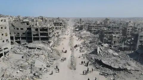 Las tropas israelíes se retiraron en virtud de la primera fase del acuerdo alcanzado esta semana con la mediación de EU.

Para más información del tema, visita: https://www.eleconomista.com.mx/internacionales/habitantes-gaza-regresan-hogares-alto-fuego-israel-hamas-20251011-781124.html

¡Síguenos en nuestras redes sociales para mantenerte informado!

Twitter: https://twitter.com/eleconomista 
Facebook: https://www.facebook.com/ElEconomista.mx
Instagram: https://www.instagram.com/eleconomistamx
LinkedIn: https://www.linkedin.com/company/el-economista/
T

#ElEconomista #EETV