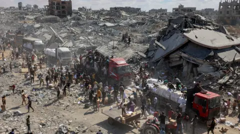 El 12 de octubre se mantuvo un alto el fuego en Gaza por tercer día, antes de un intercambio de rehenes y prisioneros propuesto por Estados Unidos y una cumbre destinada a trazar un camino hacia la paz después de dos años de guerra. Foto: AFP