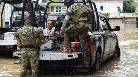 La presidenta Sheinbaum expresó sus condolencias a las familias de las víctimas, anunció que recorrerá las entidades afectadas y adelantó que iniciará el censo para distribuir apoyos.

Para más información del tema, visita: https://www.eleconomista.com.mx/politica/gobierno-reporta-44-fallecidos-causa-intensas-lluvias-ultimos-dias-20251012-781164.html

¡Síguenos en nuestras redes sociales para mantenerte informado!

Twitter: https://twitter.com/eleconomista 
Facebook: https://www.facebook.com/ElEconomista.mx
Instagram: https://www.instagram.com/eleconomistamx
LinkedIn: https://www.linkedin.com/company/el-economista/

#ElEconomista #Lluvias