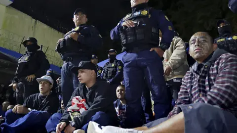 Guatemala reforzó este lunes la vigilancia en las cárceles y fronteras tras la fuga de 20 peligrosos pandilleros presos, un hecho calificado como "inaceptable" por Estados Unidos.

Para más información del tema, visita: https://www.eleconomista.com.mx/internacionales/guatemala-refuerza-vigilancia-fronteras-honduras-mexico-fuga-reos-barrio-20251013-781301.html

¡Síguenos en nuestras redes sociales para mantenerte informado!

Twitter: https://twitter.com/eleconomista 
Facebook: https://www.facebook.com/ElEconomista.mx
Instagram: https://www.instagram.com/eleconomistamx
LinkedIn: https://www.linkedin.com/company/el-economista/

#ElEconomista #EETV