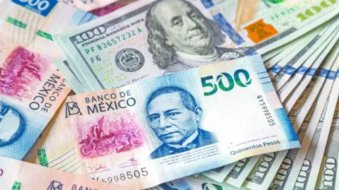 Después de dos sesiones con pérdidas, el peso mexicano recuperó terreno en un mercado relajado luego de que EU suavizó su retórica contra China.

Para más información del tema, visita: 

¡Síguenos en nuestras redes sociales para mantenerte informado!

Twitter: https://twitter.com/eleconomista 
Facebook: https://www.facebook.com/ElEconomista.mx
Instagram: https://www.instagram.com/eleconomistamx
LinkedIn: https://www.linkedin.com/company/el-economista/

#ElEconomista #EETV