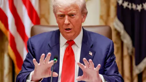 Donald Trump advirtió a España con nuevos aranceles tras criticar que no cumpla el objetivo de gasto militar pactado en la OTAN.

Para más información del tema, visita: https://www.eleconomista.com.mx/internacionales/trump-amenaza-aranceles-espana-desacuerdo-sobre-gasto-militar-otan-20251014-781516.html

¡Síguenos en nuestras redes sociales para mantenerte informado!

Twitter: https://twitter.com/eleconomista 
Facebook: https://www.facebook.com/ElEconomista.mx
Instagram: https://www.instagram.com/eleconomistamx
LinkedIn: https://www.linkedin.com/company/el-economista/

#ElEconomista #EETV