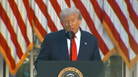 El presidente Donald Trump elogió el martes al activista asesinado Charlie Kirk como un "mártir por la verdad y la libertad" al otorgarle póstumamente el máximo honor civil de Estados Unidos.

¡Síguenos en nuestras redes sociales para mantenerte informado!

Twitter: https://twitter.com/eleconomista 
Facebook: https://www.facebook.com/ElEconomista.mx
Instagram: https://www.instagram.com/eleconomistamx
LinkedIn: https://www.linkedin.com/company/el-economista/

#ElEconomista #Trump #CharlieKirk