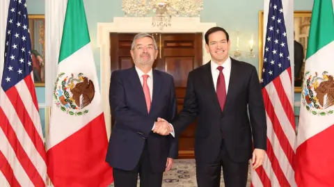 Durante un encuentro en Washington, los secretarios Marco Rubio y Juan Ramón de la Fuente acordaron reforzar las acciones conjuntas contra el tráfico de fentanilo y armas, y avanzar en la cooperación fronteriza bajo principios de respeto y responsabilidad compartida.

Para más información del tema, visita: https://www.eleconomista.com.mx/politica/mexico-eu-refuerzan-cooperacion-seguridad-fronteriza-reunion-fuente-rubio-20251015-781754.html

¡Síguenos en nuestras redes sociales para mantenerte informado!

Twitter: https://twitter.com/eleconomista
Facebook: https://www.facebook.com/ElEconomista.mx
Instagram: https://www.instagram.com/eleconomistamx
LinkedIn: https://www.linkedin.com/company/el-economista/

#ElEconomista #EETV