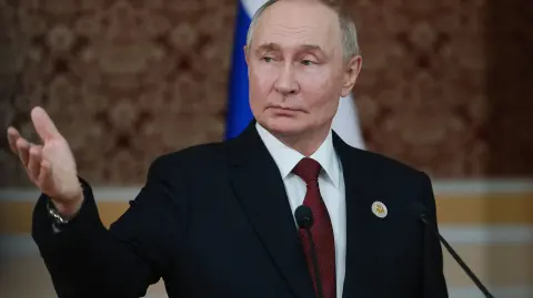 In this pool photograph distributed by the Russian state agency Sputnik, Russia's President Vladimir Putin meets with the Russian media after a meeting of the Commonwealth of Independent States (CIS) Heads of State Council in Dushanbe on October 10, 2025. (Photo by Vladimir SMIRNOV / POOL / AFP)