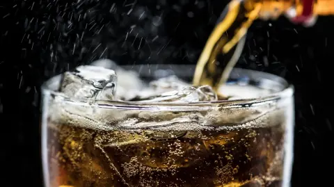 Representantes de la industria refresquera y el gobierno federal llegaron a un acuerdo en cuanto a la actualización de la cuota del IEPS a bebidas azucaradas, logrando reducir la cuota propuesta en productos "light" y "cero".

Para más información del tema, visita: https://www.eleconomista.com.mx/economia/refresqueros-gobierno-acuerdan-aumento-ieps-1-5-pesos-litro-bebidas-light-cero-20251016-782124.html

¡Síguenos en nuestras redes sociales para mantenerte informado!

Twitter: https://twitter.com/eleconomista
Facebook: https://www.facebook.com/ElEconomista.mx
Instagram: https://www.instagram.com/eleconomistamx
LinkedIn: https://www.linkedin.com/company/el-economista/

#ElEconomista #EETV