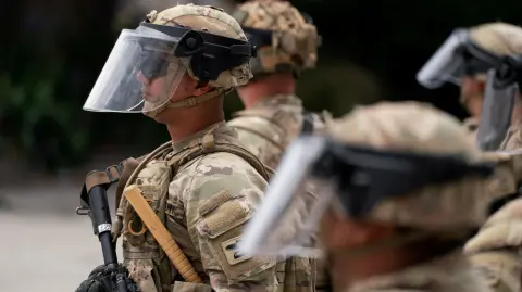 El presidente de Estados Unidos ha sido acusado de un creciente autoritarismo al intentar deportar a inmigrantes indocumentados mediante redadas realizadas por agentes federales armados y enmascarados, lo que ha provocado acusaciones de abusos de derechos y detenciones ilegales.

Para más información del tema, visita: https://www.eleconomista.com.mx/internacionales/guardia-nacional-despliega-memphis-orden-donald-trump-20251016-782157.html

¡Síguenos en nuestras redes sociales para mantenerte informado!

Twitter: https://twitter.com/eleconomista 
Facebook: https://www.facebook.com/ElEconomista.mx
Instagram: https://www.instagram.com/eleconomistamx
LinkedIn: https://www.linkedin.com/company/el-economista/

#ElEconomista #EETV