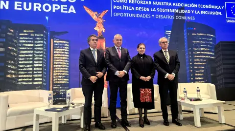De izquierda a derecha: el embajador de la Unión Euripra en México, Francisco André, Jozef Síkela, comisario europeo para las Asociaciones Internacionales, la subsecretaria de Relaciones Exteriores, María Teresa Mercado y Ramón Jáuregui, presidente de la Fundación Euroamérica.