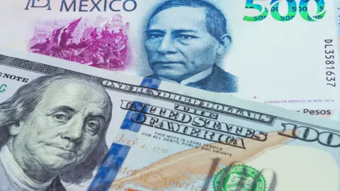 El peso cae afectado por las tensiones comerciales entre Estados Unidos y China, pese a las apuestas de que la Fed seguiría recortando la tasa de interés.