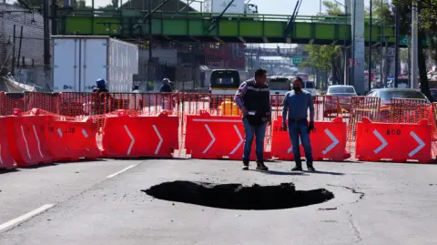 Alertan sobre el deterioro del subsuelo y la infraestructura hidráulica de la capital, factores que están detrás del aumento de los hundimientos

Para más información del tema, visita: https://www.eleconomista.com.mx/econohabitat/socavones-cdmx-riesgo-creciente-tuberias-deficientes-subsuelo-hunde-20251017-782231.html

¡Síguenos en nuestras redes sociales para mantenerte informado!

Twitter: https://twitter.com/eleconomista 
Facebook: https://www.facebook.com/ElEconomista.mx
Instagram: https://www.instagram.com/eleconomistamx
LinkedIn: https://www.linkedin.com/company/el-economista/
T

#ElEconomista #EETV