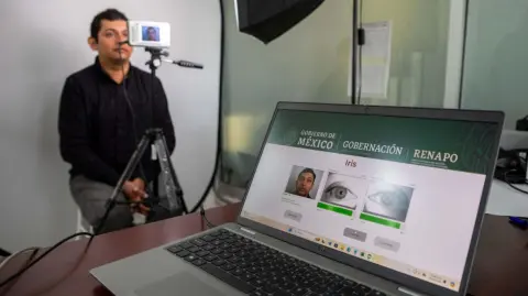 Inició formalmente la era de la Clave Única de Registro de Población biométrica, que será un documento necesario en la realización de trámites en el sector público y privado.

Para más información del tema, visita: https://www.eleconomista.com.mx/finanzaspersonales/curp-biometrica-abc-tramitarla-20251017-782245.html

¡Síguenos en nuestras redes sociales para mantenerte informado!

Twitter: https://twitter.com/eleconomista 
Facebook: https://www.facebook.com/ElEconomista.mx
Instagram: https://www.instagram.com/eleconomistamx
LinkedIn: https://www.linkedin.com/company/el-economista/

#ElEconomista #EETV