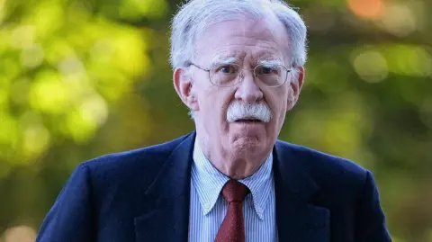 El antiguo subordinado de Trump se declara no culpable tras denunciar una persecución política orquestada por el presidente de Estados Unidos.

Para más información del tema, visita: https://www.eleconomista.com.mx/internacionales/john-bolton-exasesor-donald-trump-entrega-autoridades-caso-secretos-oficiales-20251017-782363.html

¡Síguenos en nuestras redes sociales para mantenerte informado!

Twitter: https://twitter.com/eleconomista 
Facebook: https://www.facebook.com/ElEconomista.mx
Instagram: https://www.instagram.com/eleconomistamx
LinkedIn: https://www.linkedin.com/company/el-economista/

#ElEconomista #EETV