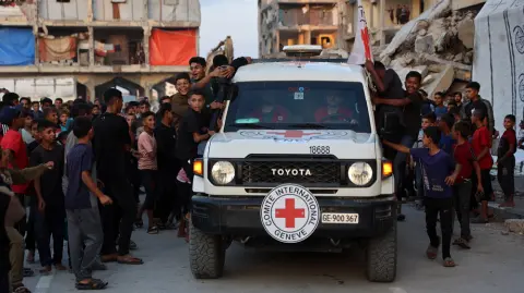 La falta de dinero no sólo se debe a mala educación financiera, también inciden la inflación persistente y el desempleo, refieren los especialistas.