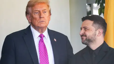 El gobernante ucraniano dijo a los periodistas que aunque él y Donald Trump conversaron sobre armas de largo alcance, "se decidió que no hablemos de eso porque (...) Estados Unidos no quiere una escalada".

Para más información del tema, visita: https://www.eleconomista.com.mx/internacionales/trump-insta-zelenski-llegar-acuerdo-rusia-poner-conflicto-20251017-782368.html

¡Síguenos en nuestras redes sociales para mantenerte informado!

Twitter: https://twitter.com/eleconomista 
Facebook: https://www.facebook.com/ElEconomista.mx
Instagram: https://www.instagram.com/eleconomistamx
LinkedIn: https://www.linkedin.com/company/el-economista/
T

#ElEconomista #EETV