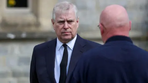 El príncipe Andrés de Reino Unido renunció este viernes a su título real, tras verse casa vez más salpicado por escándalos, principalmente el de su amistad con el delincuente sexual estadounidense Jeffrey Epstein.

¡Síguenos en nuestras redes sociales para mantenerte informado!

Twitter: https://twitter.com/eleconomista 
Facebook: https://www.facebook.com/ElEconomista.mx
Instagram: https://www.instagram.com/eleconomistamx
LinkedIn: https://www.linkedin.com/company/el-economista/

#ElEconomista #PríncipeAndrew