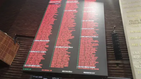 La minuta se turna al Senado de la República para su análisis, discusión y votación.

Para más información del tema, visita: https://www.eleconomista.com.mx/economia/diputados-aprueban-ley-ingresos-avalan-endeudamiento-1-78-billones-pesos-20251017-782393.html

¡Síguenos en nuestras redes sociales para mantenerte informado!

Twitter: https://twitter.com/eleconomista 
Facebook: https://www.facebook.com/ElEconomista.mx
Instagram: https://www.instagram.com/eleconomistamx
LinkedIn: https://www.linkedin.com/company/el-economista/

#ElEconomista #LeydeIngresos