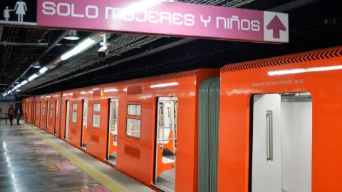 Con esta medida, el STC busca garantizar que todos los sistemas funcionen correctamente antes de la entrada en operación del tramo Chapultepec-Observatorio prevista para las próximas semanas.

Para más información del tema, visita: https://www.eleconomista.com.mx/politica/linea-1-metro-cerrara-22-00-horas-dos-fines-semana-pruebas-previas-reapertura-20251018-782158.html

¡Síguenos en nuestras redes sociales para mantenerte informado!

Twitter: https://twitter.com/eleconomista 
Facebook: https://www.facebook.com/ElEconomista.mx
Instagram: https://www.instagram.com/eleconomistamx
LinkedIn: https://www.linkedin.com/company/el-economista/

#ElEconomista #Metro #Línea1