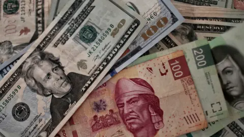 El dólar recupera terreno en el mercado al iniciar una semana que estará marcada por la divulgación de cifras locales de inflación y actividad económica.

Para más información del tema, visita: https://www.eleconomista.com.mx/mercados/preci-dolar-hoy-20-octubre-2025-cuanto-cotiza-20251020-782614.html

¡Síguenos en nuestras redes sociales para mantenerte informado!

Twitter: https://twitter.com/eleconomista
Facebook: https://www.facebook.com/ElEconomista.mx
Instagram: https://www.instagram.com/eleconomistamx
LinkedIn: https://www.linkedin.com/company/el-economista/

#ElEconomista #EETV