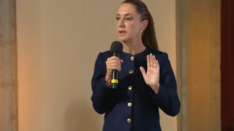 La presidenta Claudia Sheinbaum criticó este lunes el momento elegido por el PAN para realizar su evento de relanzamiento nacional, al considerar que el acto fue una muestra de “falta de sensibilidad” hacia las miles de familias afectadas por las lluvias e inundaciones recientes en distintas regiones del país.

Para más información del tema, visita: https://www.eleconomista.com.mx/politica/sheinbaum-critica-falta-sensibilidad-pan-relanzamiento-medio-emergencia-20251020-782611.html

¡Síguenos en nuestras redes sociales para mantenerte informado!

Twitter: https://twitter.com/eleconomista
Facebook: https://www.facebook.com/ElEconomista.mx
Instagram: https://www.instagram.com/eleconomistamx
LinkedIn: https://www.linkedin.com/company/el-economista/

#ElEconomista #EETV