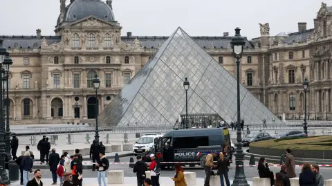 Policía vigila el Museo Louvre, tras el millonario robo que sufrió.