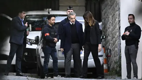 Nicolas Sarkozy se convirtió este martes en el primer exjefe de Estado francés entre rejas desde el fin de la Segunda Guerra Mundial, condenado por maniobrar para financiar ilegalmente con dinero libio su campaña electoral de 2007.

Para más información del tema, visita: https://www.eleconomista.com.mx/internacionales/sarkozy-convierte-primer-expresidente-frances-prision-segunda-guerra-mundial-20251021-782787.html

¡Síguenos en nuestras redes sociales para mantenerte informado!

Twitter: https://twitter.com/eleconomista
Facebook: https://www.facebook.com/ElEconomista.mx
Instagram: https://www.instagram.com/eleconomistamx
LinkedIn: https://www.linkedin.com/company/el-economista/

#ElEconomista #EETV