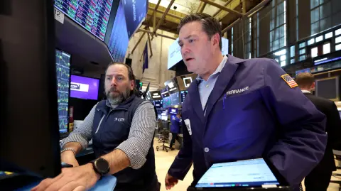 Los inversionistas reaccionan negativamente a un desplome de los títulos de Netflix, luego de presentar un reporte que regresa a la discusión las exigentes valoraciones en el mercado.

Para más información del tema, visita: https://www.eleconomista.com.mx/mercados/wall-street-retrocede-acciones-netflix-presionan-desplome-20251022-782962.html

¡Síguenos en nuestras redes sociales para mantenerte informado!

Twitter: https://twitter.com/eleconomista 
Facebook: https://www.facebook.com/ElEconomista.mx
Instagram: https://www.instagram.com/eleconomistamx
LinkedIn: https://www.linkedin.com/company/el-economista/

#ElEconomista #EETV